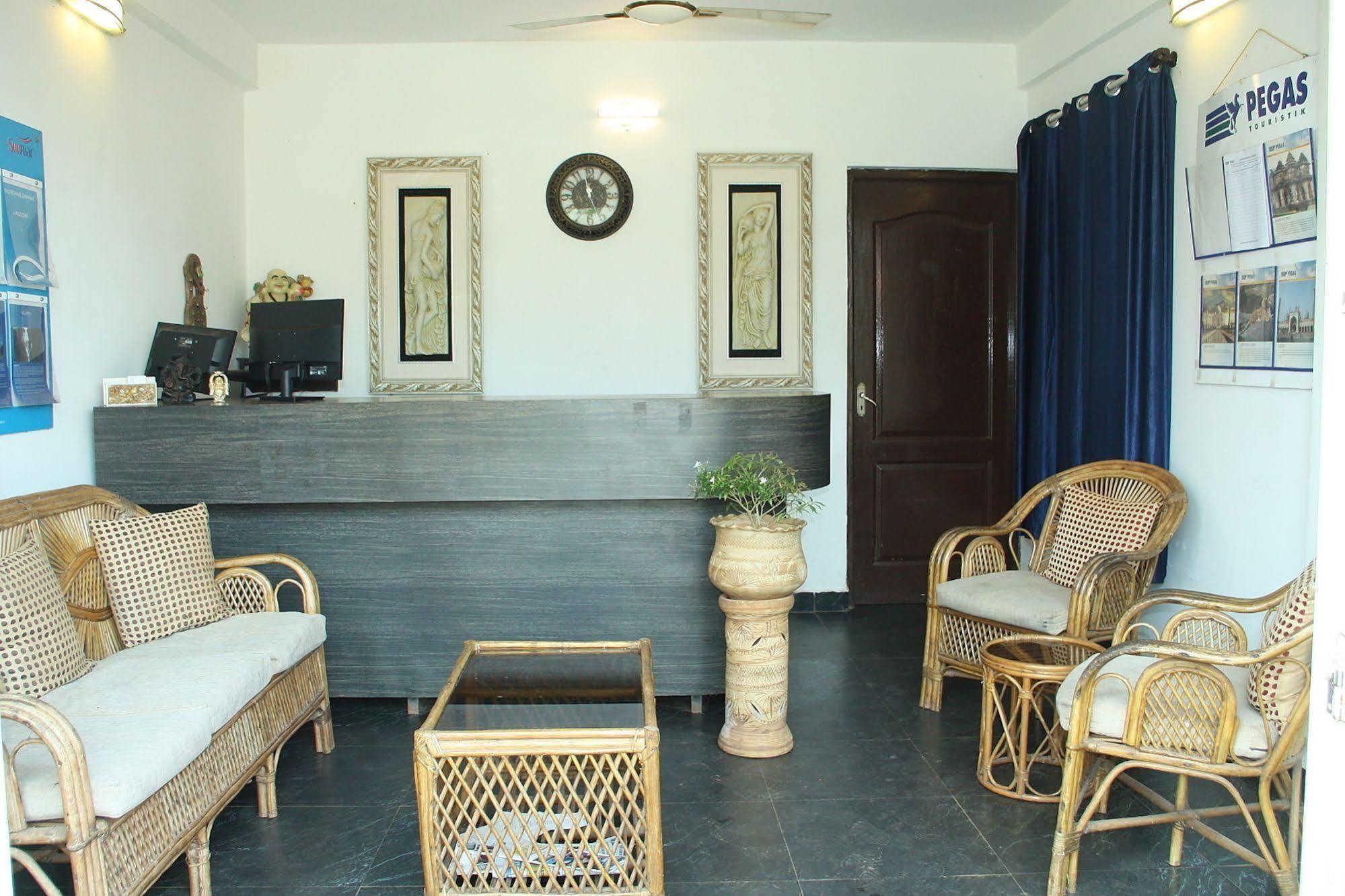 La Vaiencia Beach Resort, Morjim Bagian luar foto