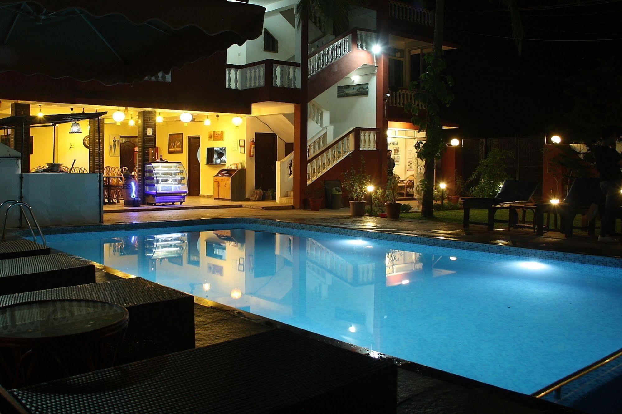 La Vaiencia Beach Resort, Morjim Bagian luar foto